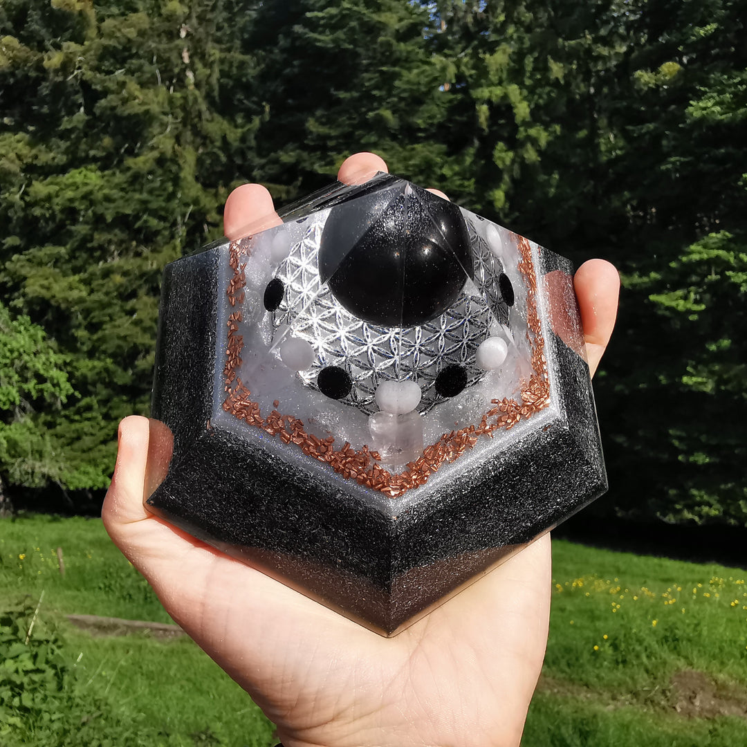 Orgone Hexagonal Pyramide EMF-SCHUTZ & ZENTRIERUNG 15cm