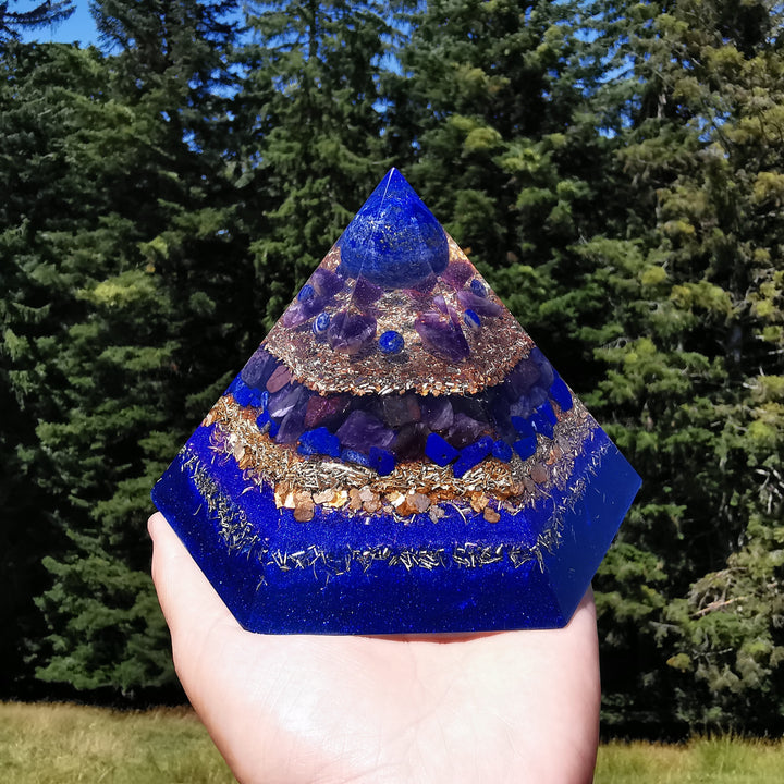 Orgone Hexagonal Pyramide WAHRHEIT, TRANSFORMATION & ABGRENZUNG Lapislazuli Amethyst Sugilith 15cm