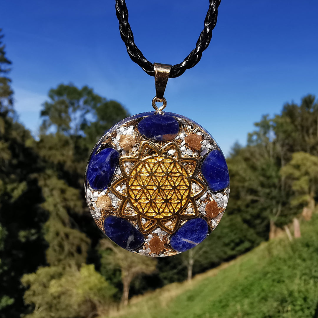 Orgone Anhänger gross EIGENSTÄNDIGKEIT mit SODALITH Lebensblume gold