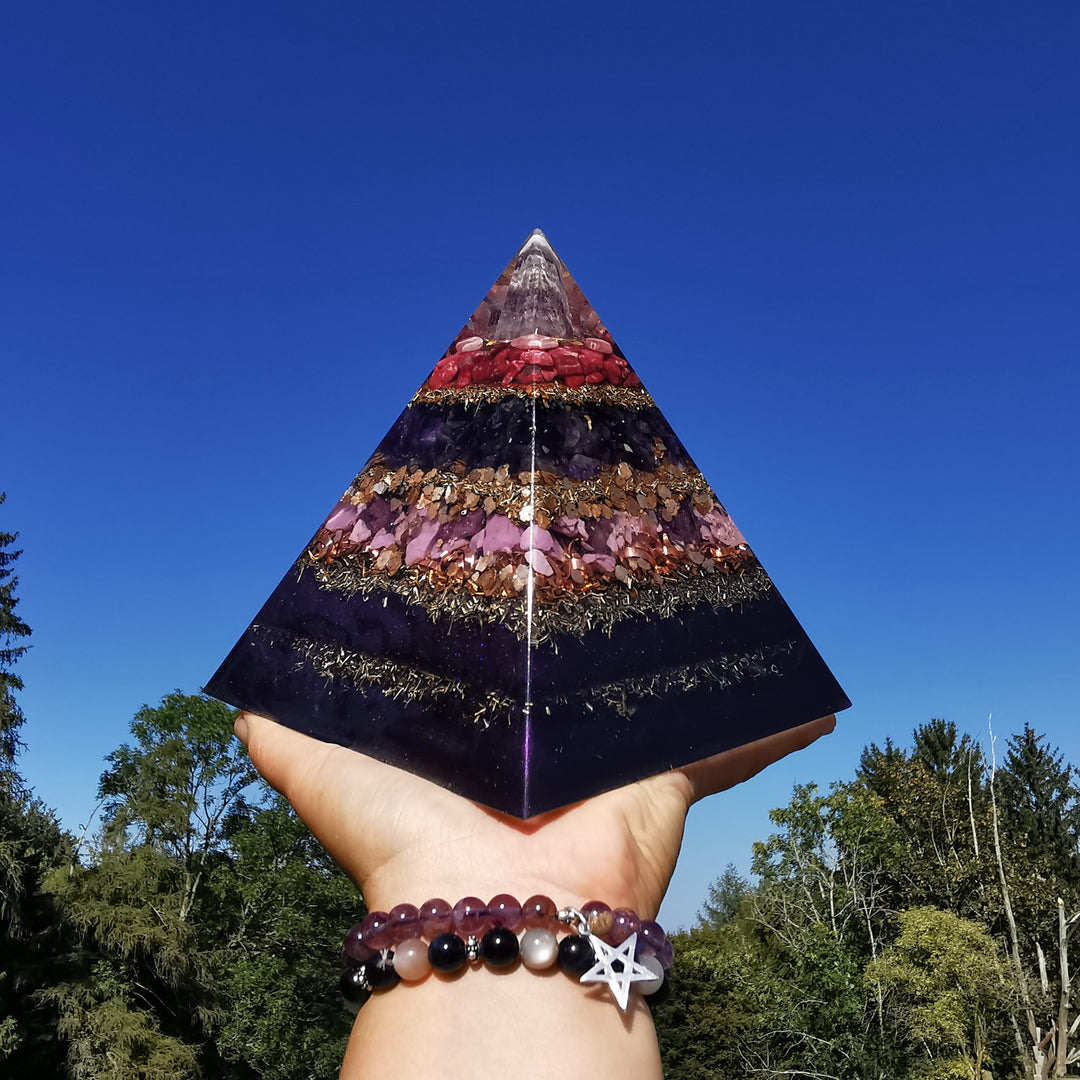 Orgone Pyramide VITALITAET 15cm Chevron Amethyst Rhodochrosit Thulit Lepidolith Phosphosiderit