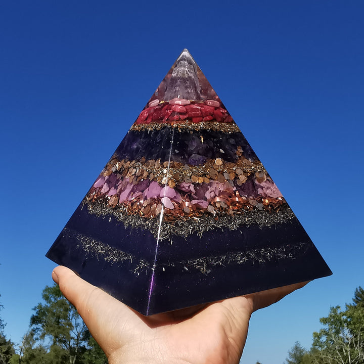 Orgone Pyramide VITALITAET 15cm Chevron Amethyst Rhodochrosit Thulit Lepidolith Phosphosiderit