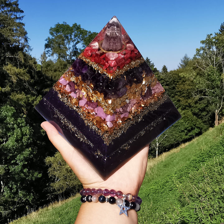 Orgone Pyramide VITALITAET 15cm Chevron Amethyst Rhodochrosit Thulit Lepidolith Phosphosiderit