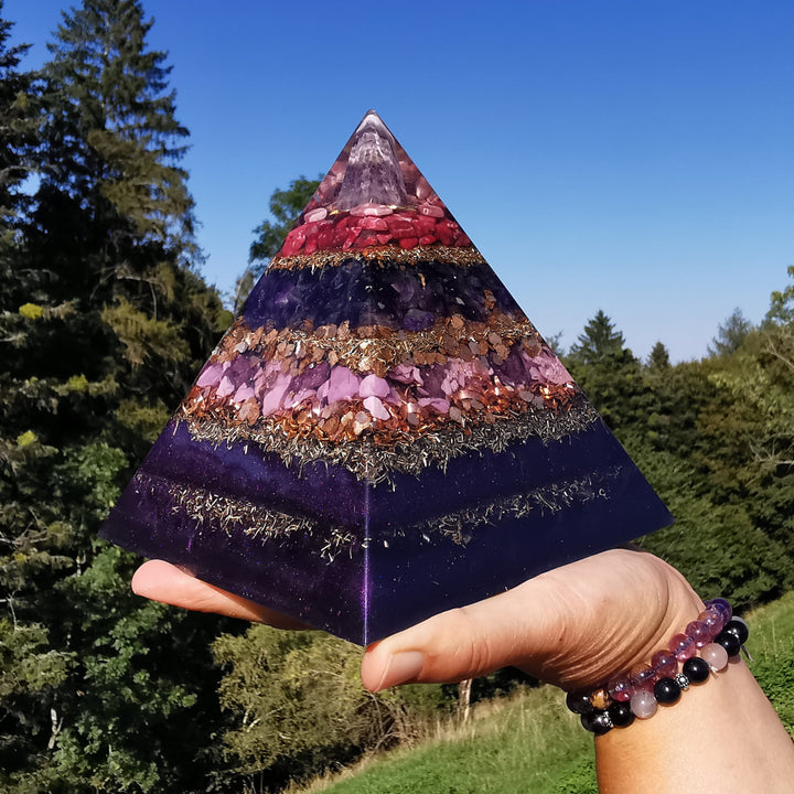 Orgone Pyramide VITALITAET 15cm Chevron Amethyst Rhodochrosit Thulit Lepidolith Phosphosiderit