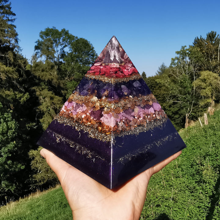 Orgone Pyramide VITALITAET 15cm Chevron Amethyst Rhodochrosit Thulit Lepidolith Phosphosiderit