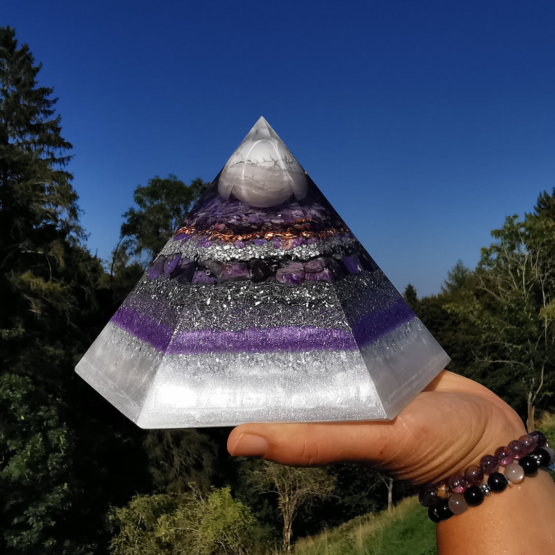 Orgone Hexagonal Pyramide GELASSENHEIT 18.5cm Magnesit Charoit Sugilith Lepidolith