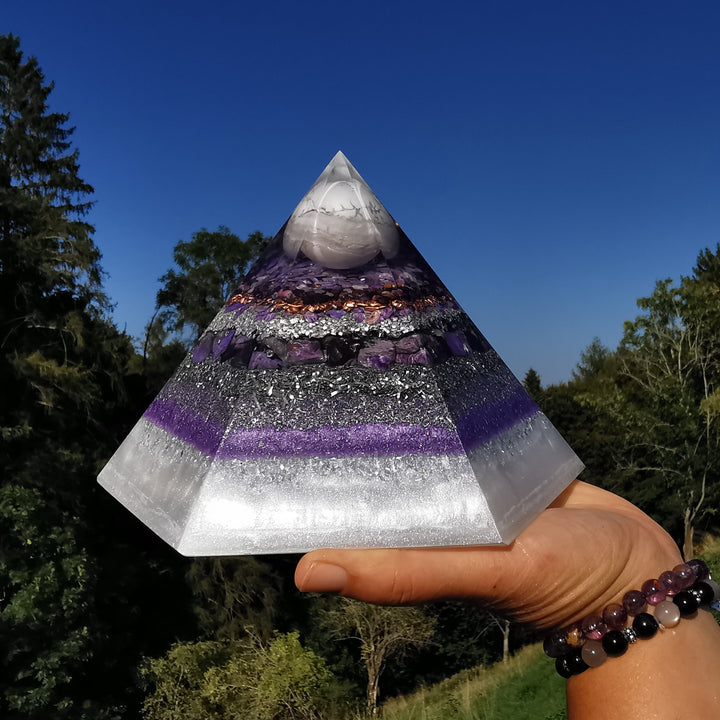 Orgone Hexagonal Pyramide GELASSENHEIT 18.5cm Magnesit Charoit Sugilith Lepidolith