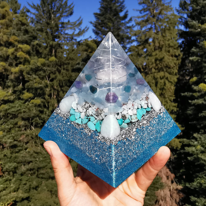 Orgone Pyramide LICHT VOLL 11cm