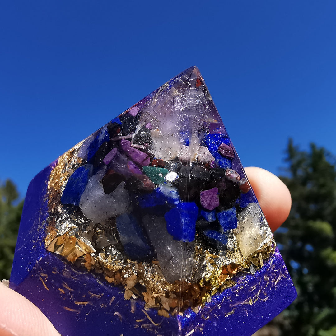 Orgone Hexagonal Pyramide DRITTES AUGE Osilio Amethyst Sugilith Tansanit Lapislazuli