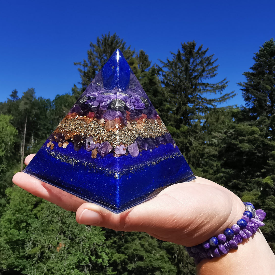 Orgone Pyramide WAHRHEIT - LIEBE - REINHEIT Lapislazuli Pyrit Amethyst Charoit Sugilith Rubin 10cm