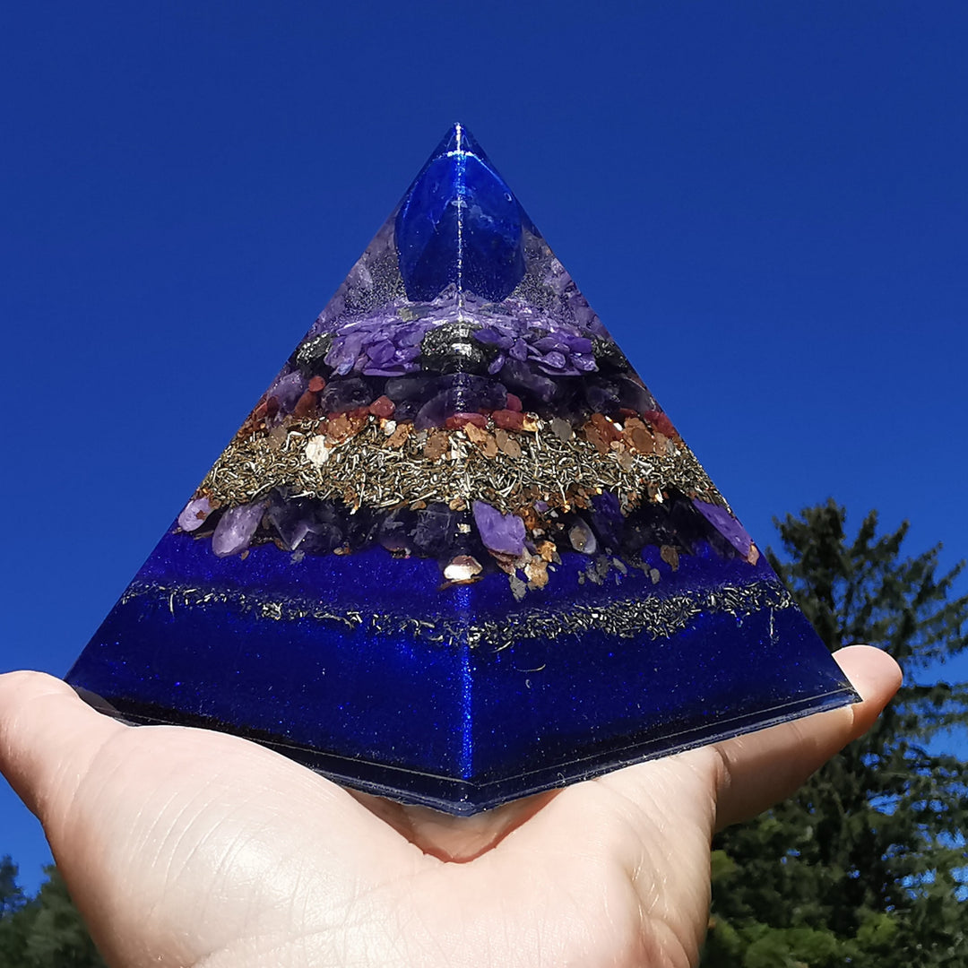 Orgone Pyramide WAHRHEIT - LIEBE - REINHEIT Lapislazuli Pyrit Amethyst Charoit Sugilith Rubin 10cm