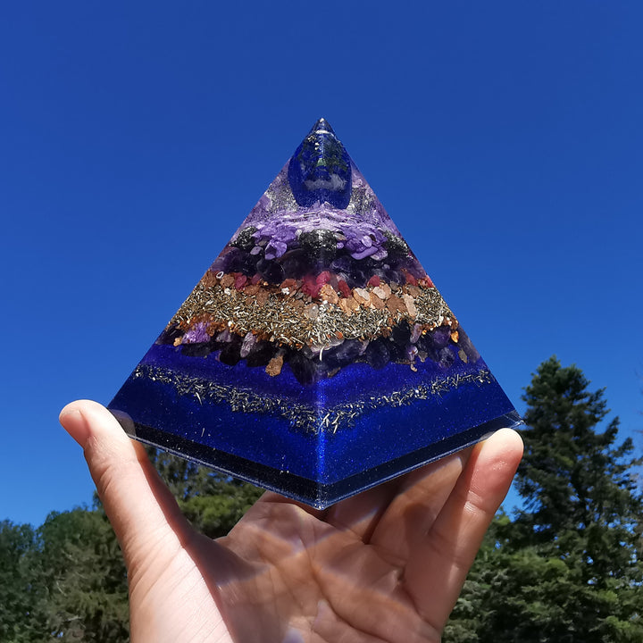 Orgone Pyramide WAHRHEIT - LIEBE - REINHEIT Lapislazuli Pyrit Amethyst Charoit Sugilith Rubin 10cm