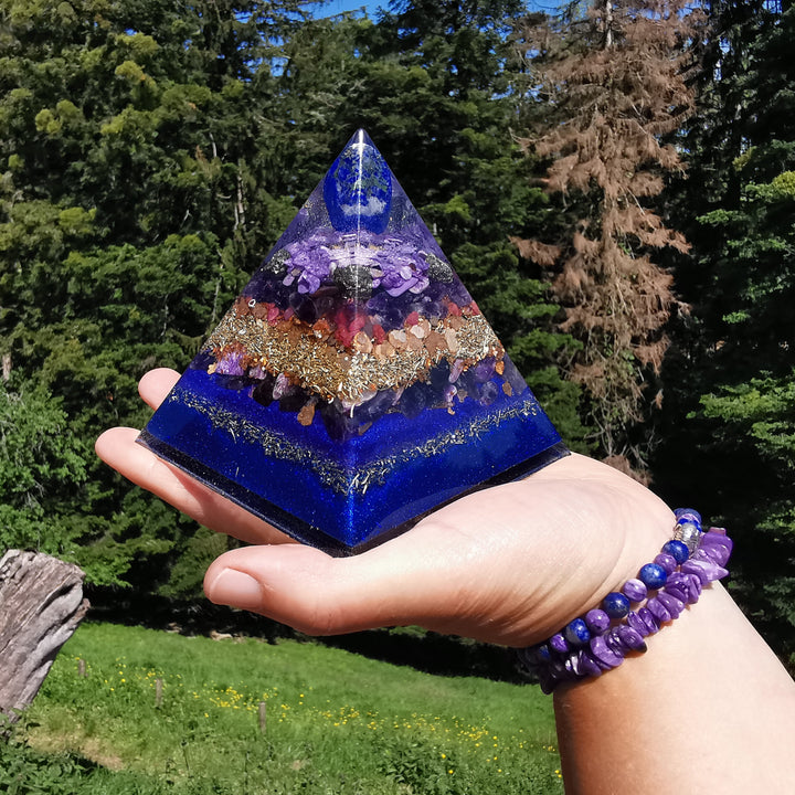 Orgone Pyramide WAHRHEIT - LIEBE - REINHEIT Lapislazuli Pyrit Amethyst Charoit Sugilith Rubin 10cm