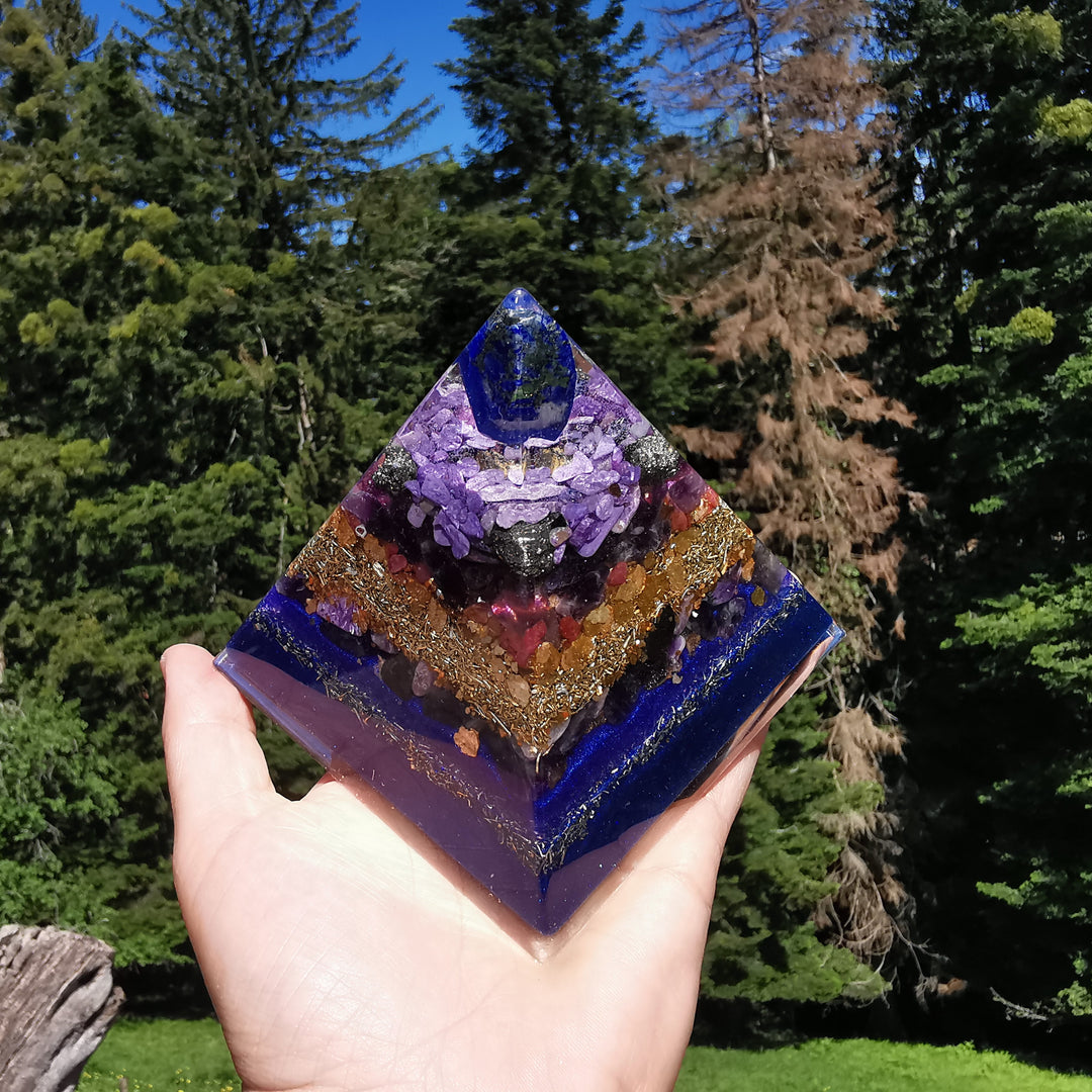 Orgone Pyramide WAHRHEIT - LIEBE - REINHEIT Lapislazuli Pyrit Amethyst Charoit Sugilith Rubin 10cm