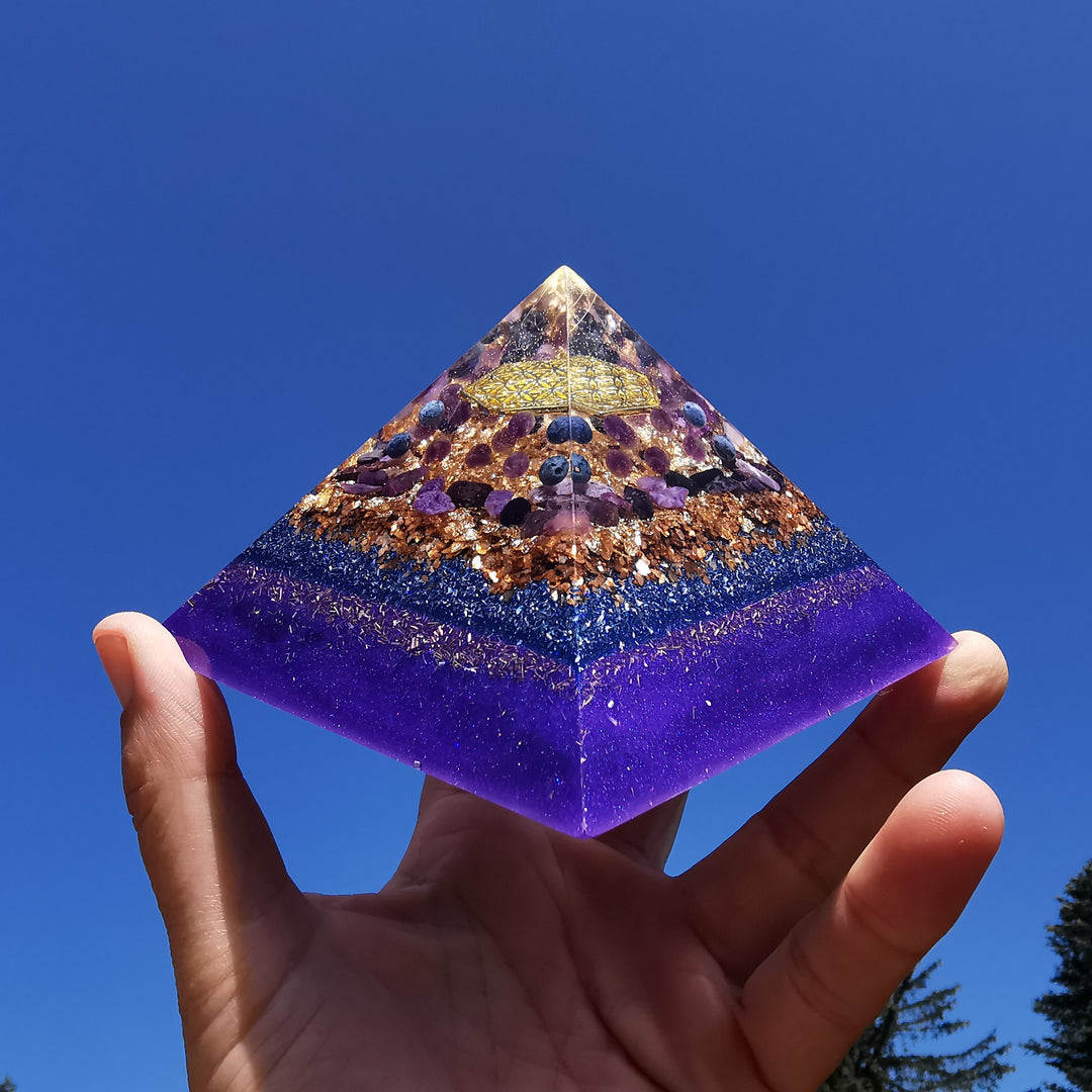 Orgone Cheops Pyramide GEDULD - TRANSFORMATION - GELASSENHEIT - ABGRENZUNG Dumortierit Amethyst Charoit Sugilith 9.5cm