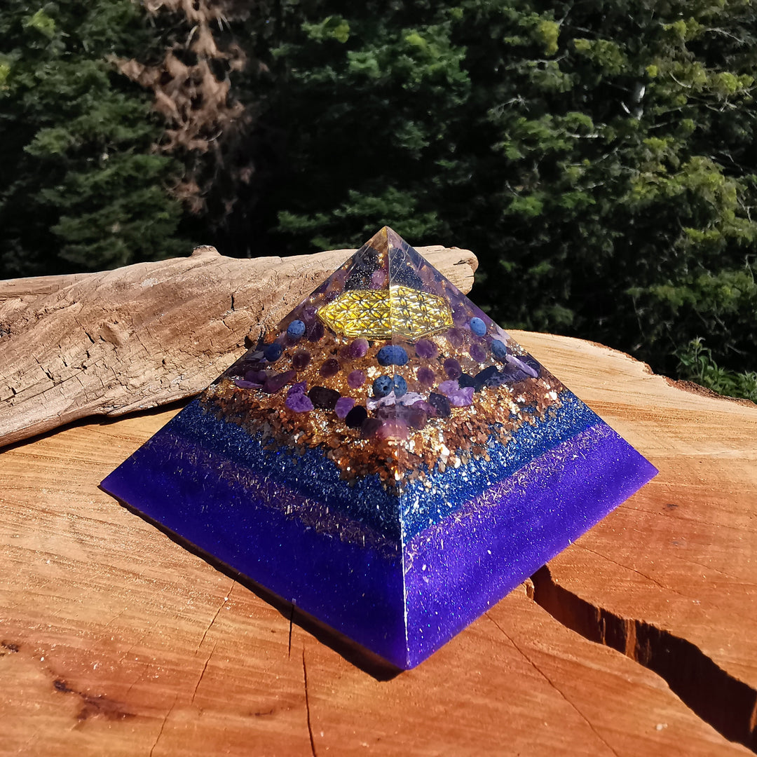 Orgone Cheops Pyramide GEDULD - TRANSFORMATION - GELASSENHEIT - ABGRENZUNG Dumortierit Amethyst Charoit Sugilith 9.5cm