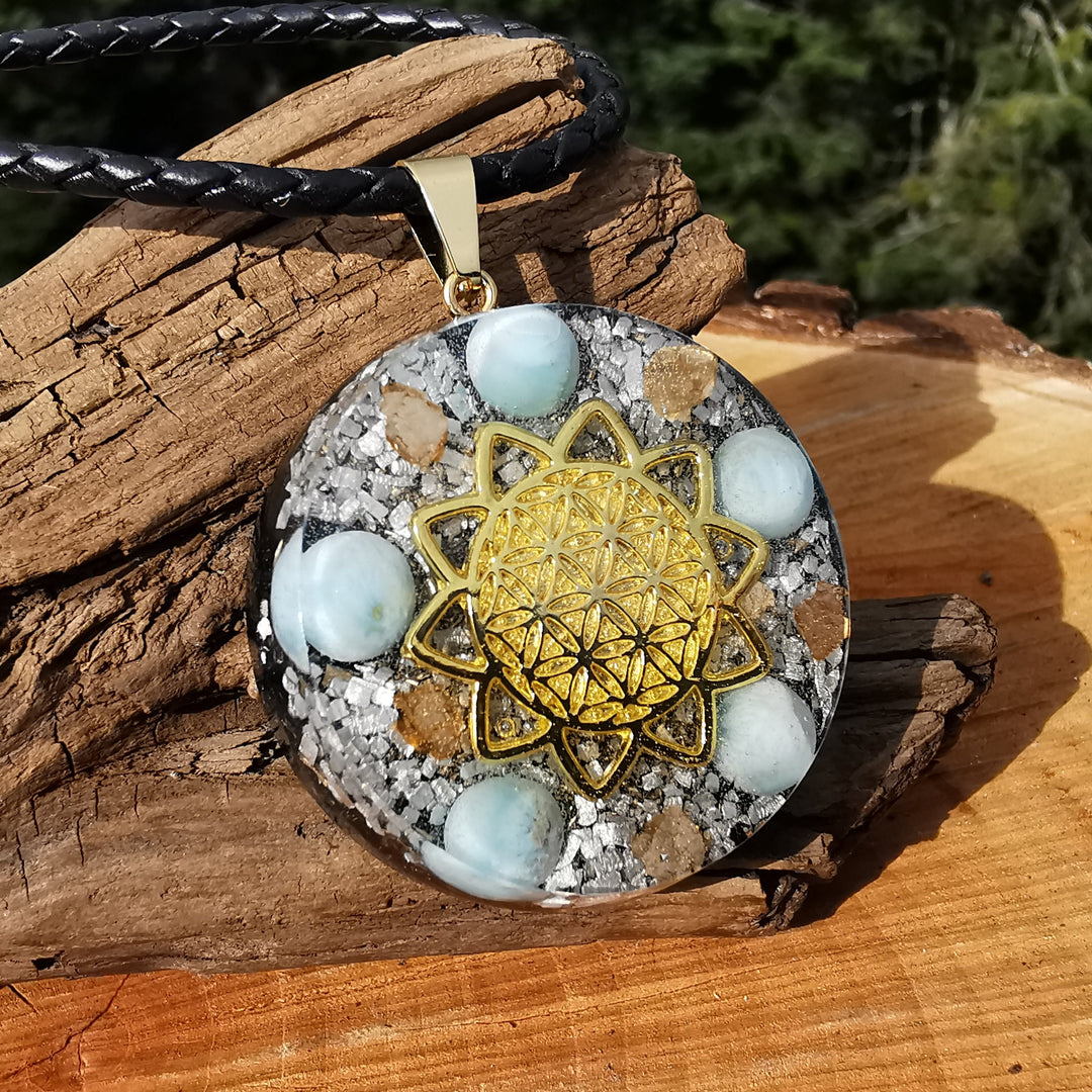 Orgone Anhänger gross GEBORGENHEIT mit LARIMAR Lebensblume gold