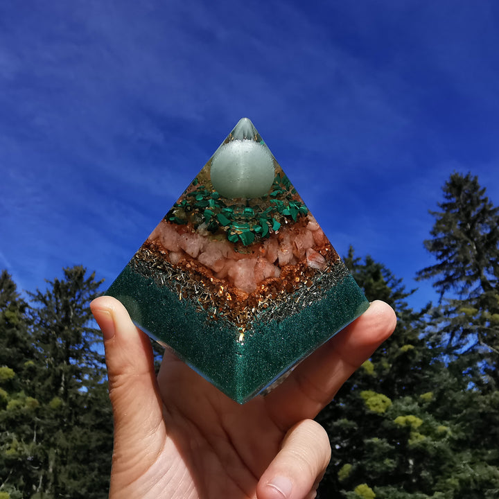 Orgone Pyramide OPTIMISMUS 7cm Aventurin Malachit Peridot Sonnenstein Extraqualität 7cm