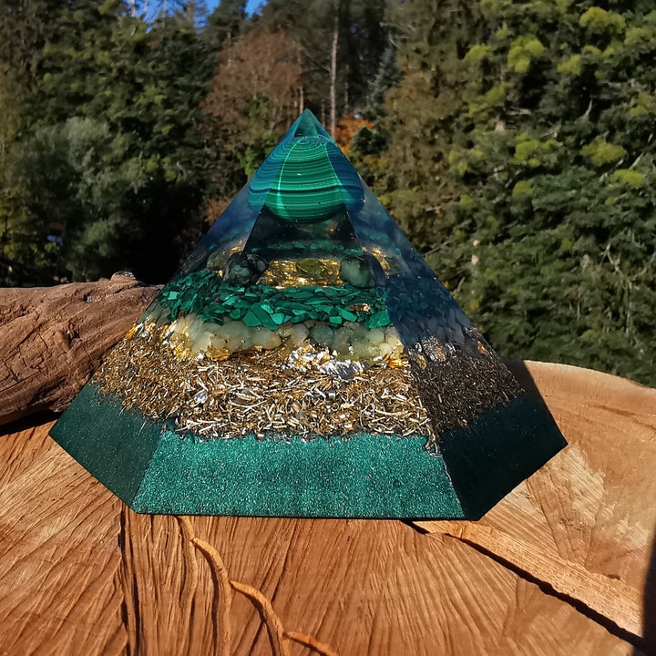 Orgone Hexagonal Pyramide NEUBEGINN Malachit Smaragd Peridot Aventurin 15cm