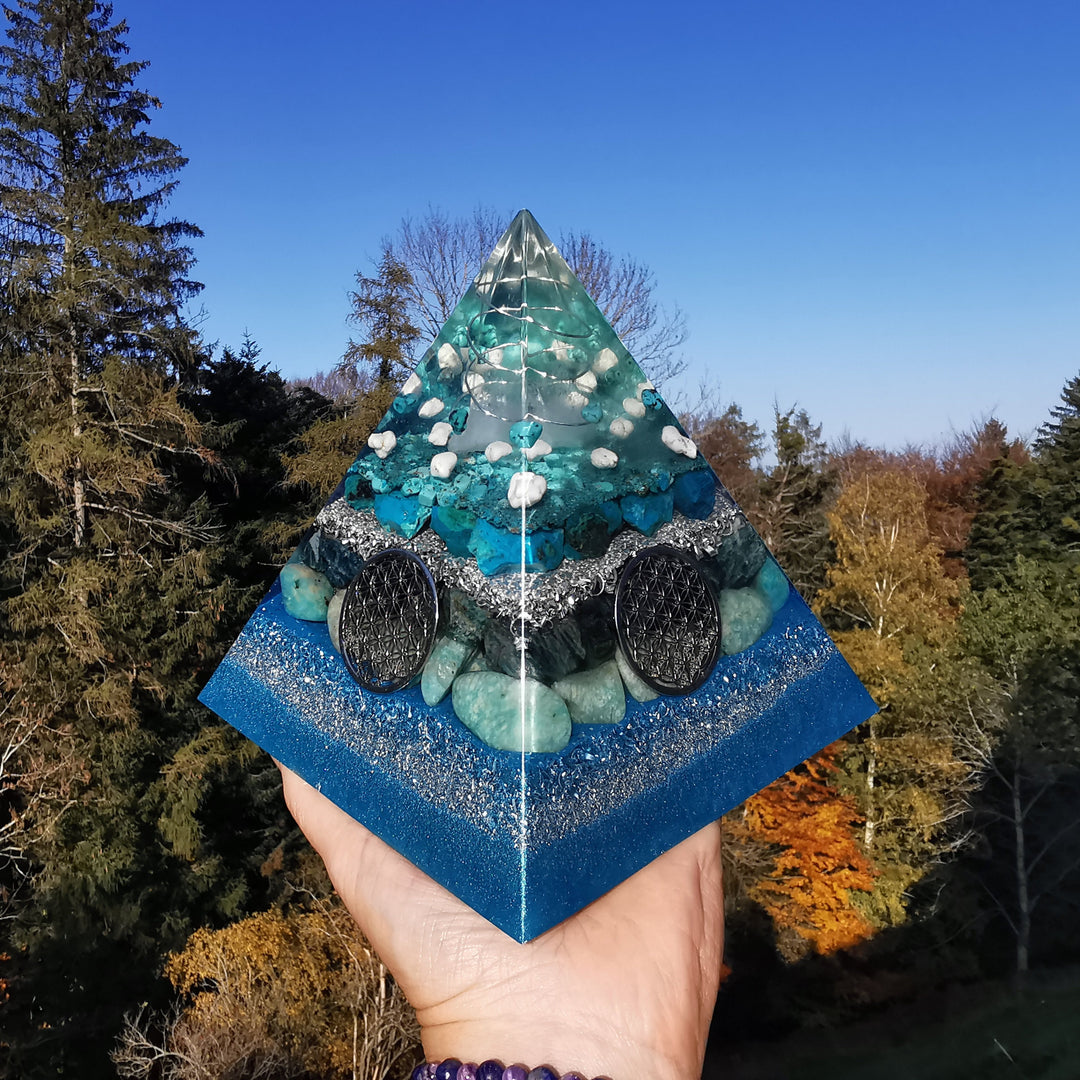 Orgone Pyramide EMOTIONALE HEILUNG Türkis Chrysokoll Magnesit Apatit Amazonit 15cm