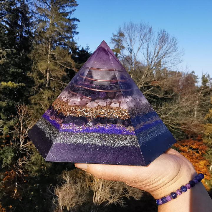 Orgone Hexagonal Pyramide VIOLETTE FLAMME Amethyst Sugilith Fluorit Kunzit ⌀19cm ↑11.5cm