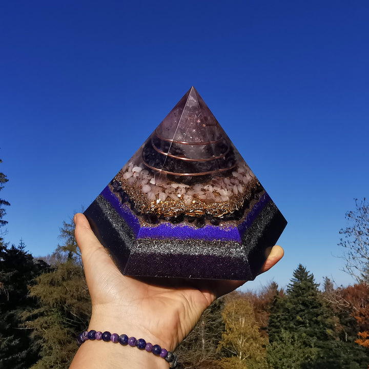 Orgone Hexagonal Pyramide VIOLETTE FLAMME Amethyst Sugilith Fluorit Kunzit ⌀19cm ↑11.5cm