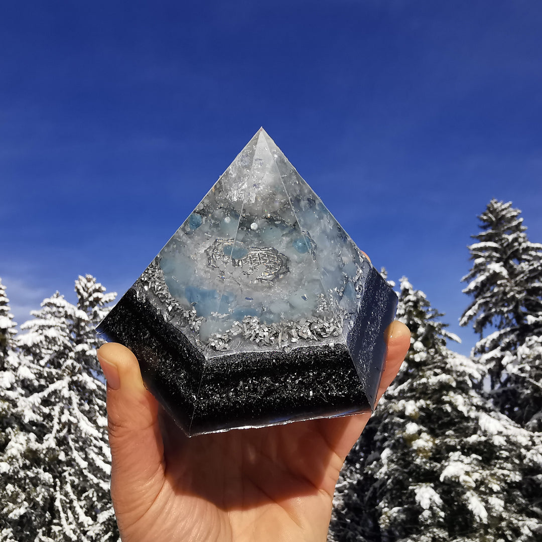 Orgone Hexagonal Pyramide KLARHEIT VERSION WINTERZAUBER Bergkristall Regenbogenmondstein Aquamarin ⌀12cm ↑7.6cm