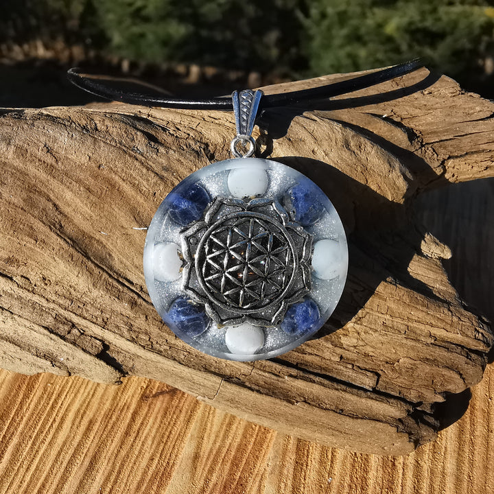 Orgone Anhänger LEICHTIGKEIT mit Sodalith & Chalcedon Lebensblume S925