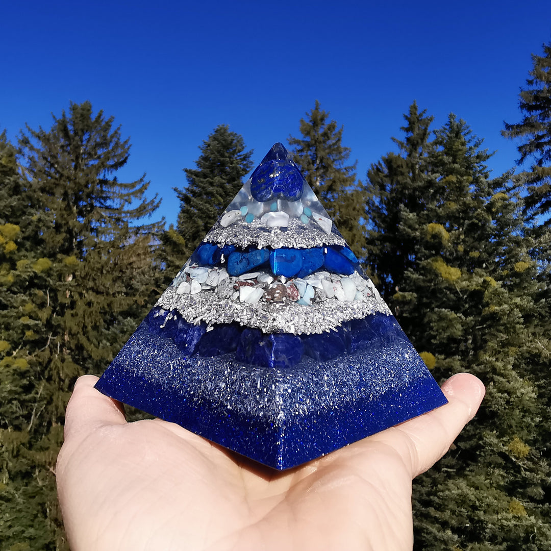 Orgone Pyramide WAHRHEIT FREIHEIT GEBORGENHEIT 8.5cm