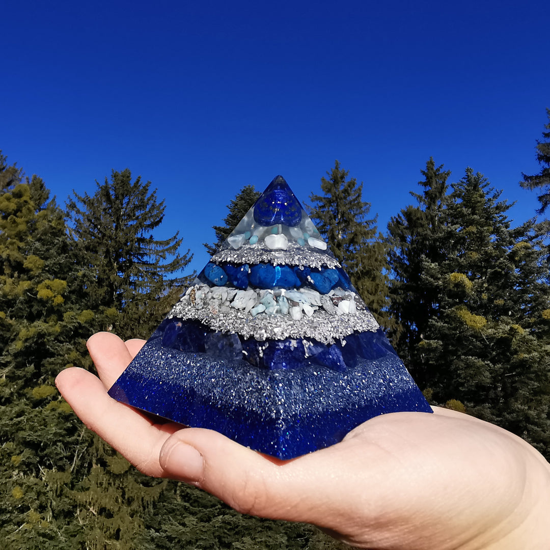 Orgone Pyramide WAHRHEIT FREIHEIT GEBORGENHEIT 8.5cm