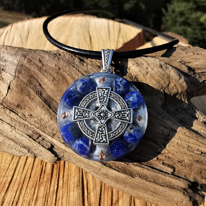 Orgone Anhänger WAHRHEIT mit Lapislazuli und Kelten Kreuz S925