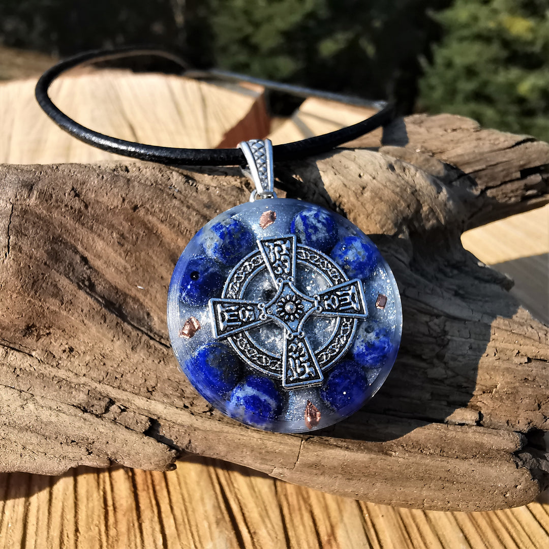 Orgone Anhänger WAHRHEIT mit Lapislazuli und Kelten Kreuz S925