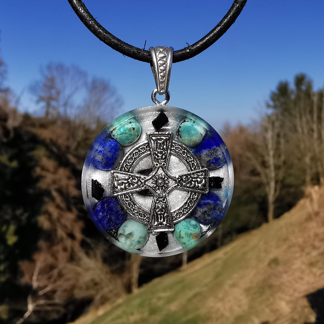 Orgone Anhänger WAHR NEHMEN mit Chrysokoll und Lapislazuli Kelten Kreuz S925