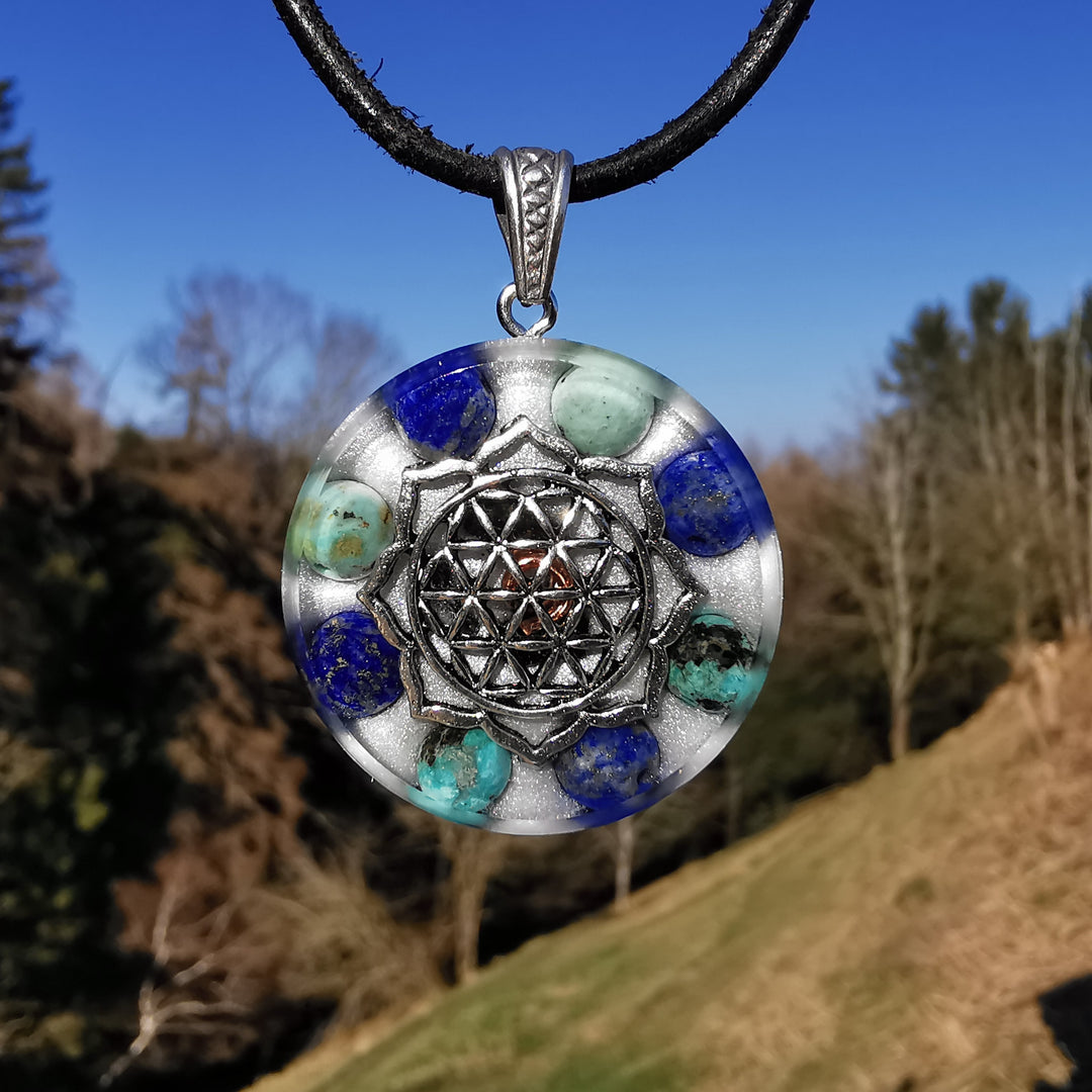 Orgone Anhänger WAHR NEHMEN mit Chrysokoll und Lapislazuli Lebensblume S925