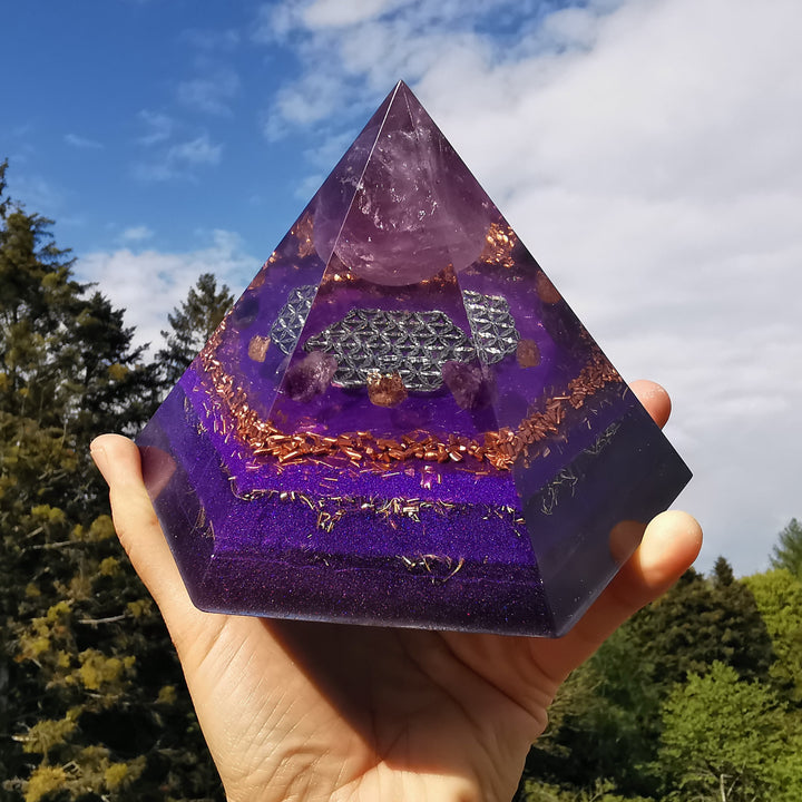 Orgone Hexagonal Pyramide VIOLETTE FLAMME 15cm