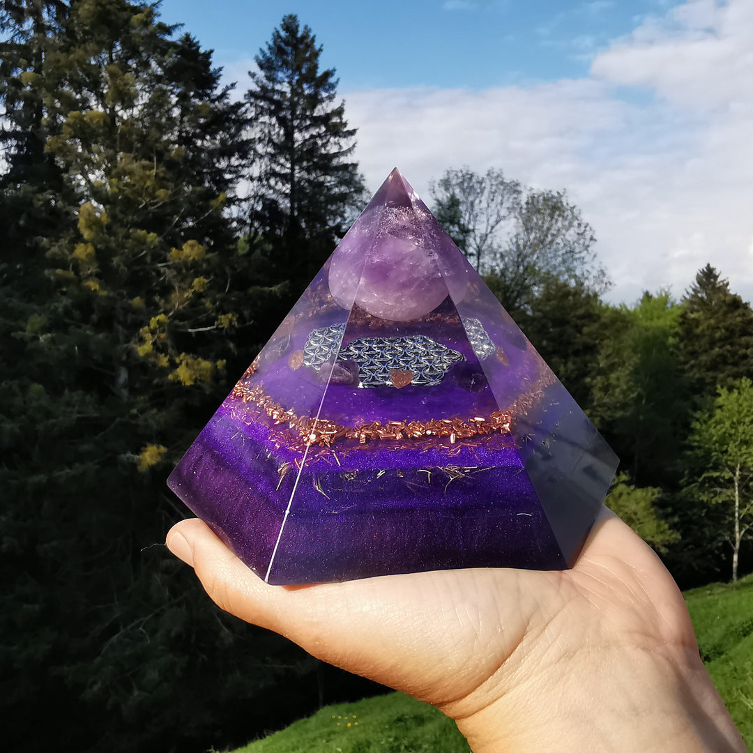 Orgone Hexagonal Pyramide VIOLETTE FLAMME 15cm