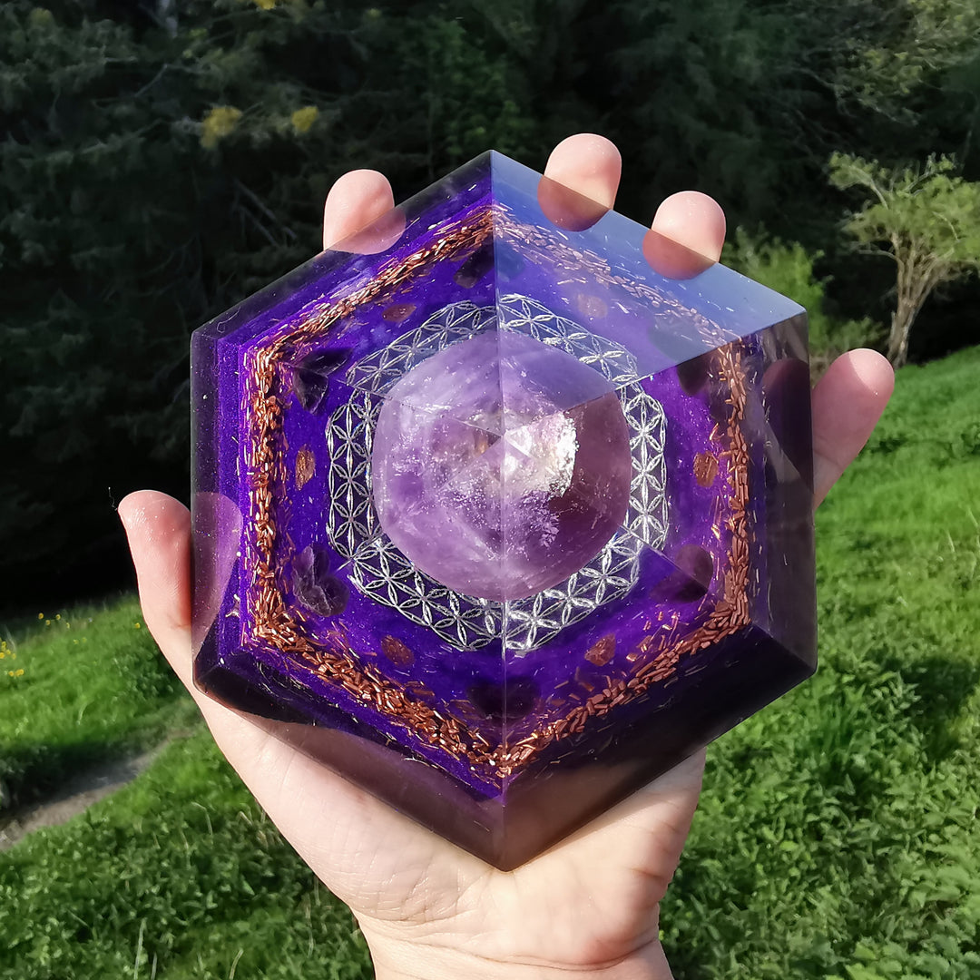 Orgone Hexagonal Pyramide VIOLETTE FLAMME 15cm