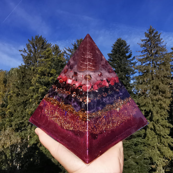 Orgone Pyramide LIEBEVOLL mit Erdbeerquarzspitze 15cm